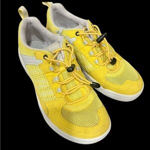 Ecco ladies sneakerNever Worn NWOT 5-5.5. Yellow super lightweight athletic shoe